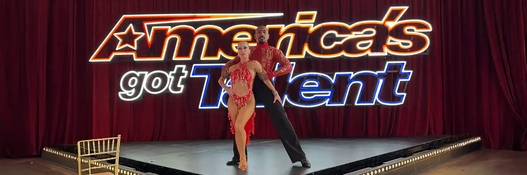 Pareja de bailarines de Salsa Caleña en espectáculo internacional