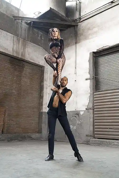 Pareja de bailarines profesionales de Salsa Caleña de Cuero Latino Dance